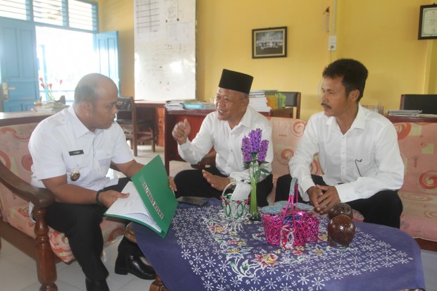 Wakil Bupati Tanjung Jabung Timur Robby Nahlyansyah mengecek kehadiran guru